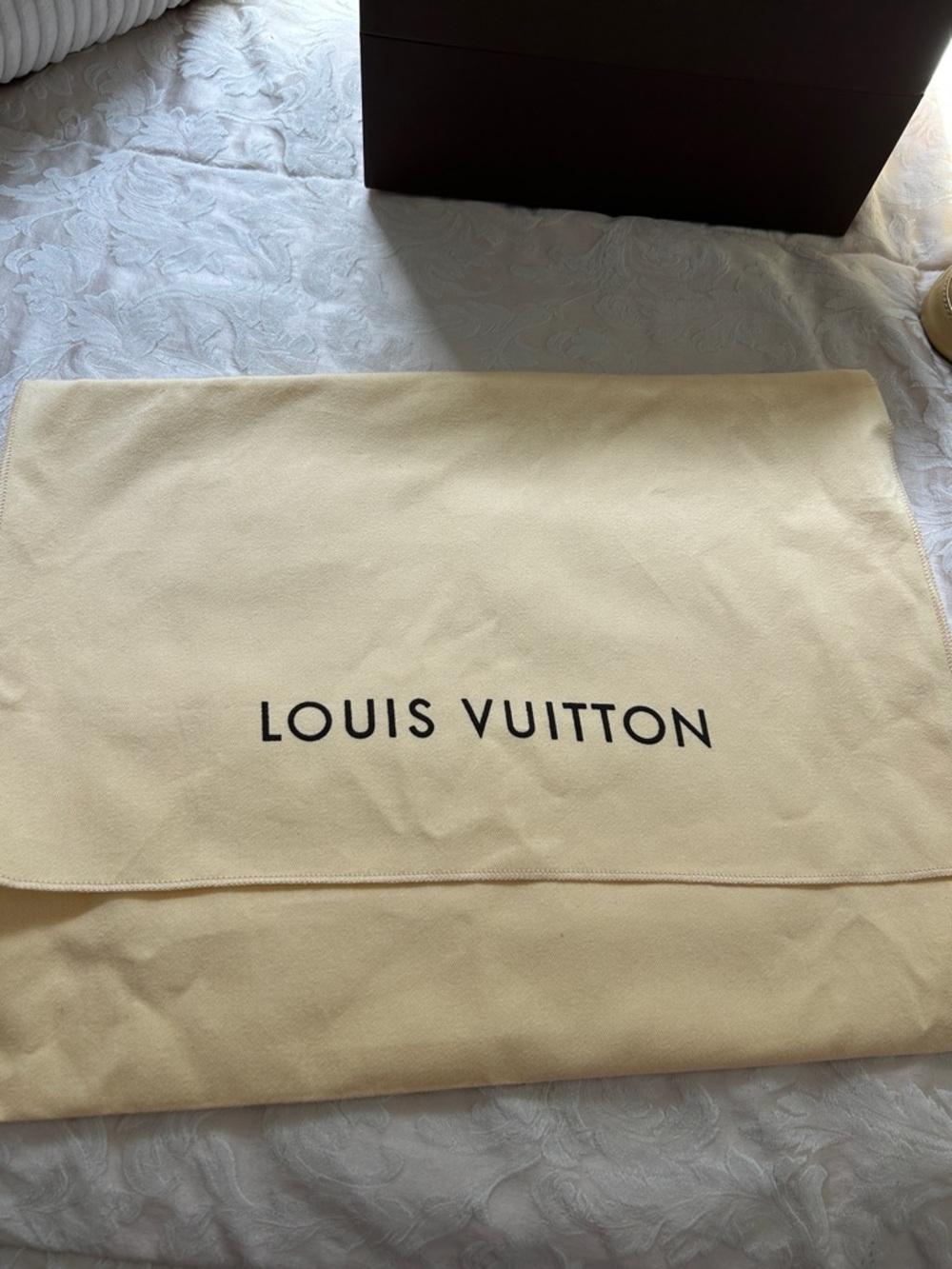 7039. Authentic Louis Vuitton Vernis Alma Satchel. Dustbag, Box, Lock/Key  COA. - Picture 15 of 16